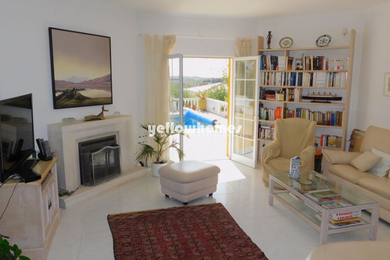 Espaçosa moradia V2 com piscina numa urbanização tranquila perto de Portimão